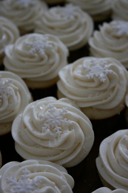 Snowflake Wedding Cake Snowflake Cupcakes Posted by Jyl Andy at 939 AM