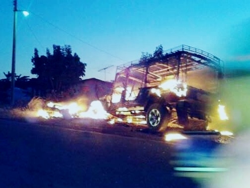 Moto colide contra Toyota Bandeirante, os dois veículos pegam fogo e o motoqueiro morre