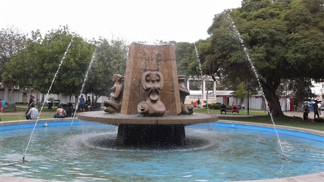 Fuente con los cuatro puntos cardinales en la Plaza de Armas de La Serena