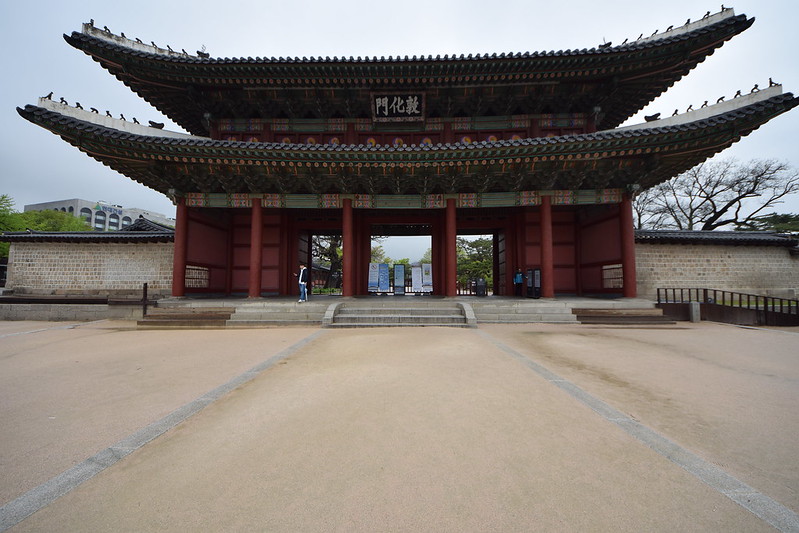 the foot of Eagle Peak to admire the beauty of Changdeokgung