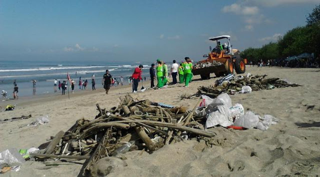 Dibali, Sedikitnya Ada 325 Ton Sampah Yang Menumpuk Sisi Malam Tahun Baru