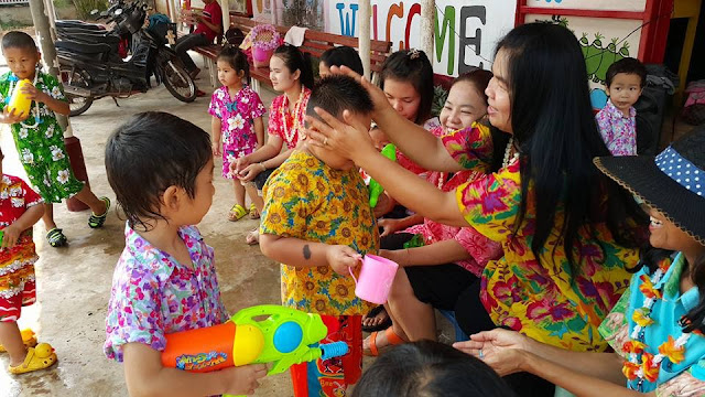 Niño expresando sus respetos a  su maestra