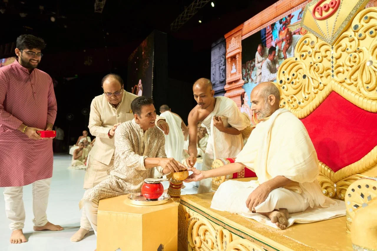Akshay Kumar Receives Huge Honour to Offer First Meal to Shri Hansratna Surishwarji, Culmination of 180-Day Fast