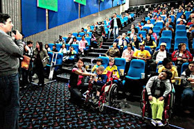 Niños en una sala de cine adaptada a personas con movilidad reducida 