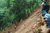 Di Duga Tertimbun Longsor,Satu Warga Hilang Di Hutan Paninggaran,Babinsa Lakukan Pencarian Bersama Warga