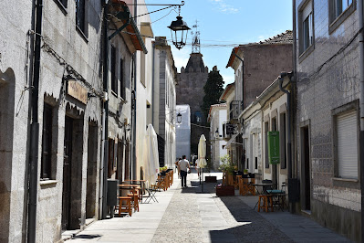 Rua por detrás da Torre do Relógio em Caminha, no Minho no Norte de Portugal