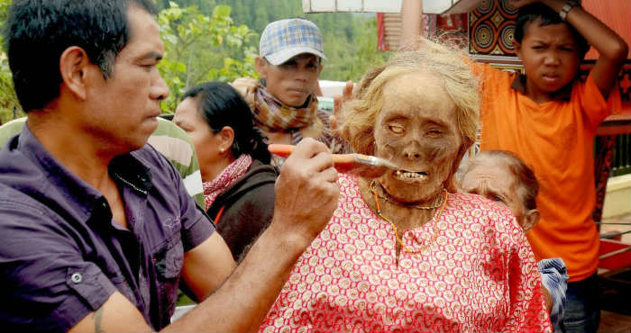 Kisah Nyata Ritual Mayat Berjalan di Toraja