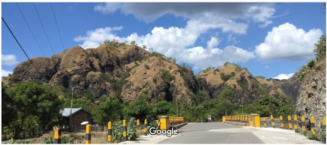 Pemandangan fisiografi pegunungan kasar yang berada di Desa Manamas, Kabupaten Timor Tengah Utara. Ekspresi pegunungan yang terjal dipengaruhi oleh karakter batuan penyusunnya