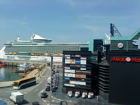 Le navire de croisière "Independence of the Seas" à quai à côté du centre commercial A Laxe (E.V.Pita, 2012)