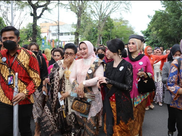 Perayaan Hari Batik Nasional 2022, Ibu Riana Sari Arinal Ikuti Parade Kebaya Bersama Ibu Negara Iriana Joko Widodo di Kota Solo