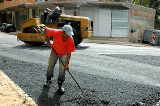  Começou nesta terça-feira o asfaltamento de cerca de um quilômetro da R. Rio de Janeiro, em Araras