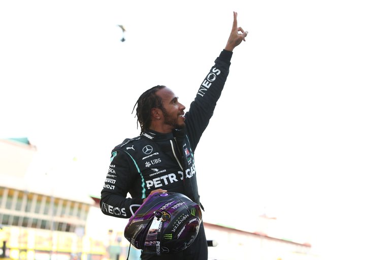 Fórmula 1: en una jornada con múltiples accidentes, Lewis Hamilton consiguió un nuevo triunfo en el GP de la Toscana