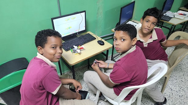 Estudiantes del 6to A de la Escuela Olegario Tenares de Castillo se sumergen en el mundo de la robótica educativa con la creación de un avión volador