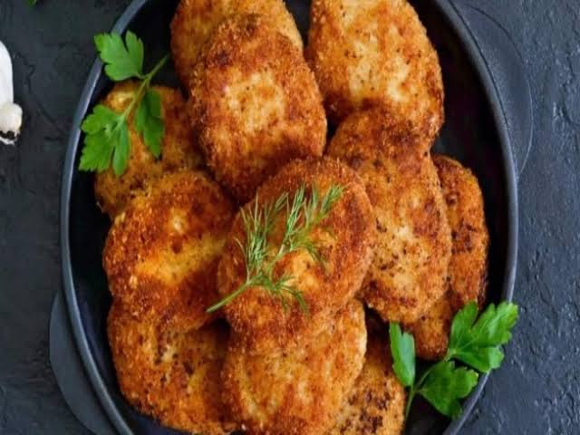 घर पर बनाएं स्वादिष्ट और पौष्टिक स्नैक चिकन कटलेट (Chicken Cutlet)