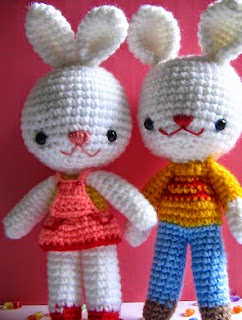 http://translate.google.es/translate?hl=es&sl=auto&tl=es&u=http%3A%2F%2Fwww.jennyandteddy.com%2F2014%2F09%2Fcharlie-angel-bunny-free-amigurumi-pattern%2F