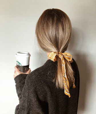 Mujer con coleta y pañuelo en el pelo