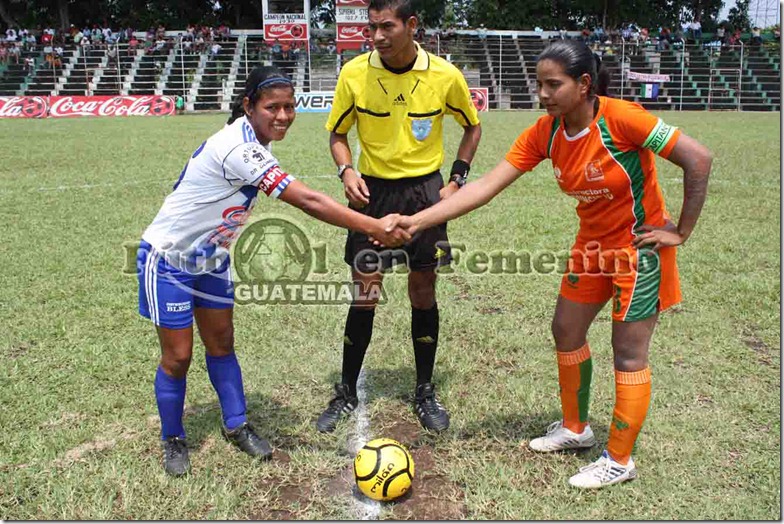 sorteo cancha y saludo capitanas (2)