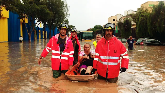 Las fotos del rescate de la guagua inundada Martín Fraire bomberos las palmas