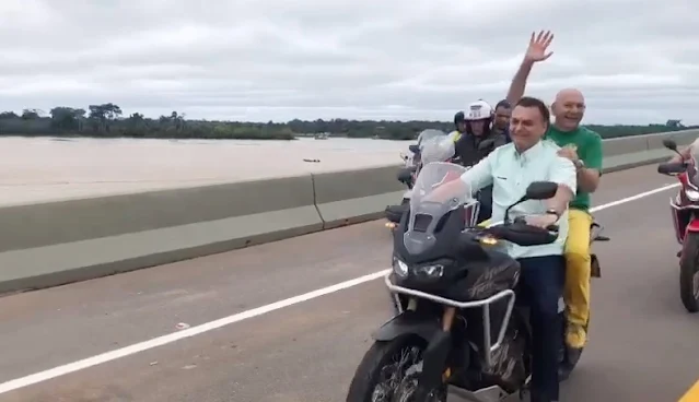 Presidente Bolsonaro atravessa ponte de moto após inauguração
