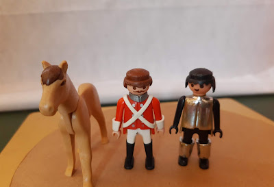 Playmobil, (vendido cavalo marrom claro R$ 20,00), soldado ingles e boneco com roupa acessórios prata R$ 18,00 cada