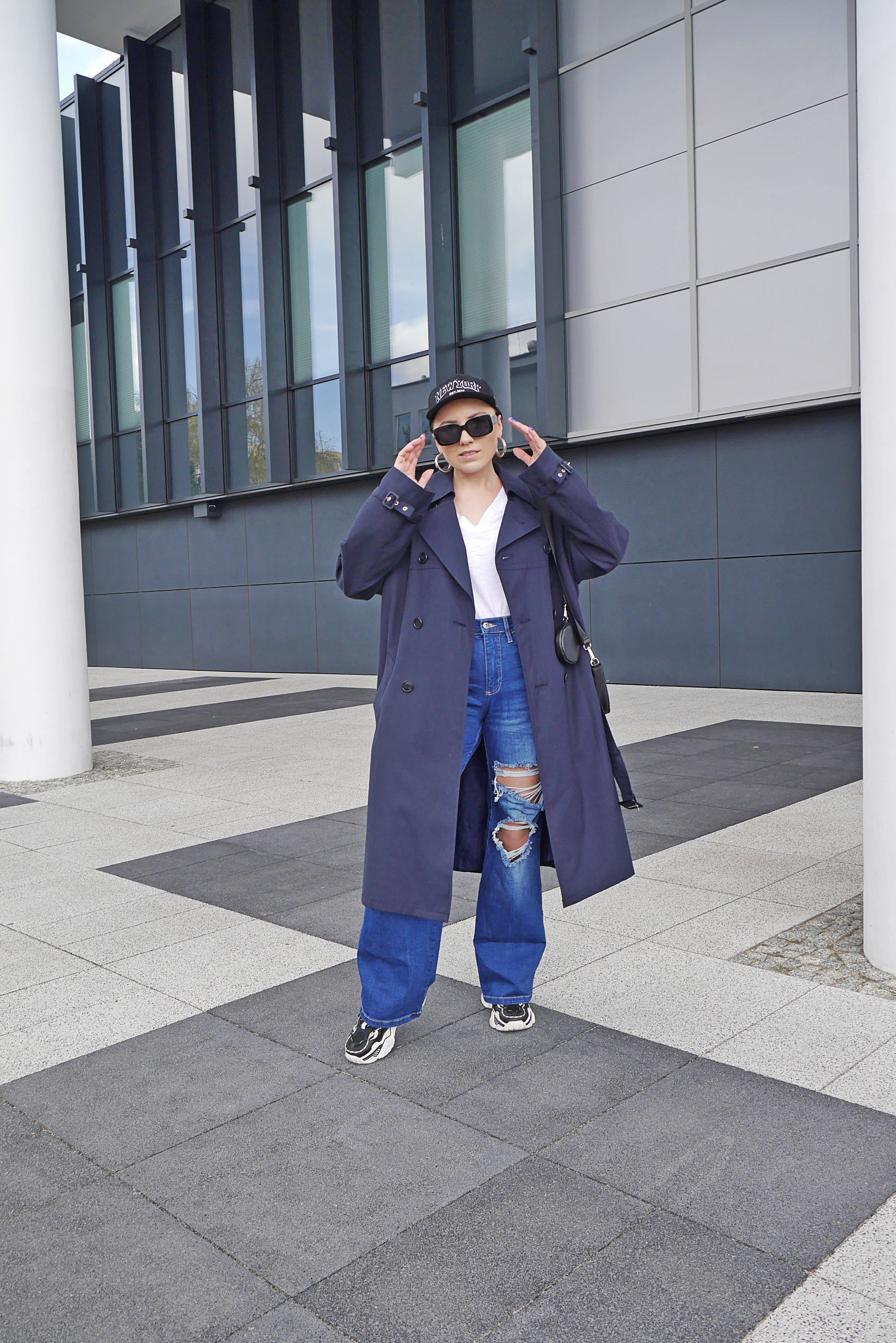 blog modowy blogerka modowa karyn puławy granatowy płaszcz trencz szerokie spodnie biały top czapka z daszkiem okulary fashion blogger outfit trench darkblue basketball hat sunglasses shein outfit inspiration streetwear streetfashion