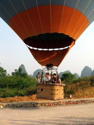 decollage d'une montgolfiere en Chine