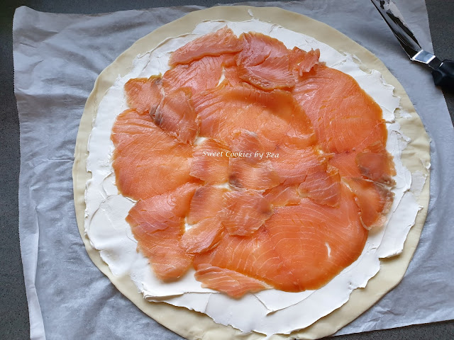 Pastel hojaldrado de salmón y queso crema