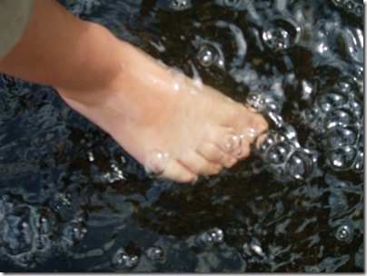 piedino nell'acqua