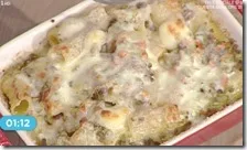 Timballo di rigatoni al ragù bianco, provolone e zucchine