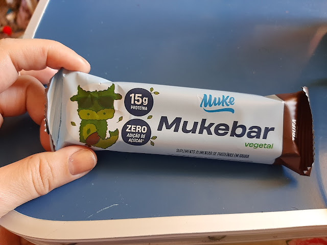 The proteic vegetal bar in the package held by a hand