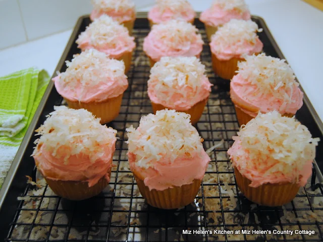 Egg Nest Cupcakes at Miz Helen's Country Cottage