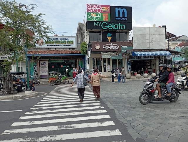 SMK N 7 Yogyakarta Turut Dalam Karya Bakti Nataru di Posko Simpang Empat Tugu Yogyakarta