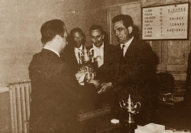 Jaume Lladó Lumbera, recibiendo el trofeo de campeón en el I Torneo Nacional de Ajedrez de Granollers 1964