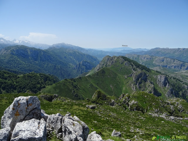 Vista desde el Cabeza Vigueras hacia el Sueve