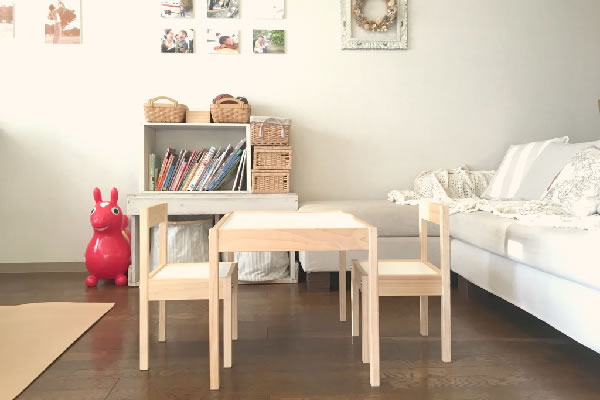 Ikea子供テーブルはイス2脚付きで安い上に クレヨンが転がり落ちない 散らからないから最高だよ ワンオペ2 0 育児と暮らしのブログ