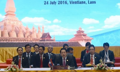Ngoại trưởng Lào Saleumxay Kommasith (giữa) phát biểu trong phiên toàn thể hội nghị các ngoại trưởng ASEAN ngày 24/7