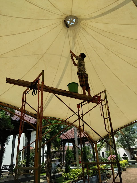 Cleaning Atap Membrane Kerucut Masjid