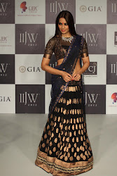 bipsha, sushmita sen at IIJW, INDIA INTERNATIONAL JEWELLERY SHOW 2012, hot sexy legs show, hot looking saree pics