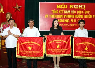 Đồng chí Phó Chủ tịch UBND tỉnh trao cờ thi đua cho các tập thể có thành tích trong năm học 2010- 2011. Ảnh: PT