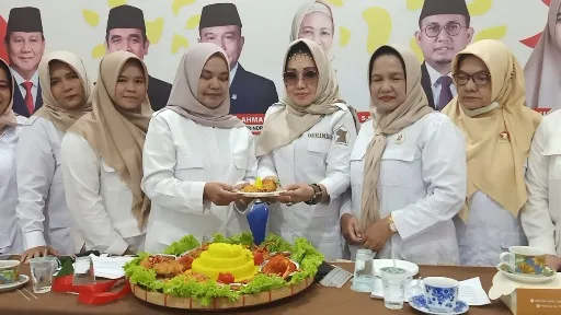 Pemotongan tumpeng HUT ke-14 PIRA yang diikuti penguru PD PIRA Sumbar di Kantor PIRA Sumbar, kawasan GOR H Agus Salim Padang.