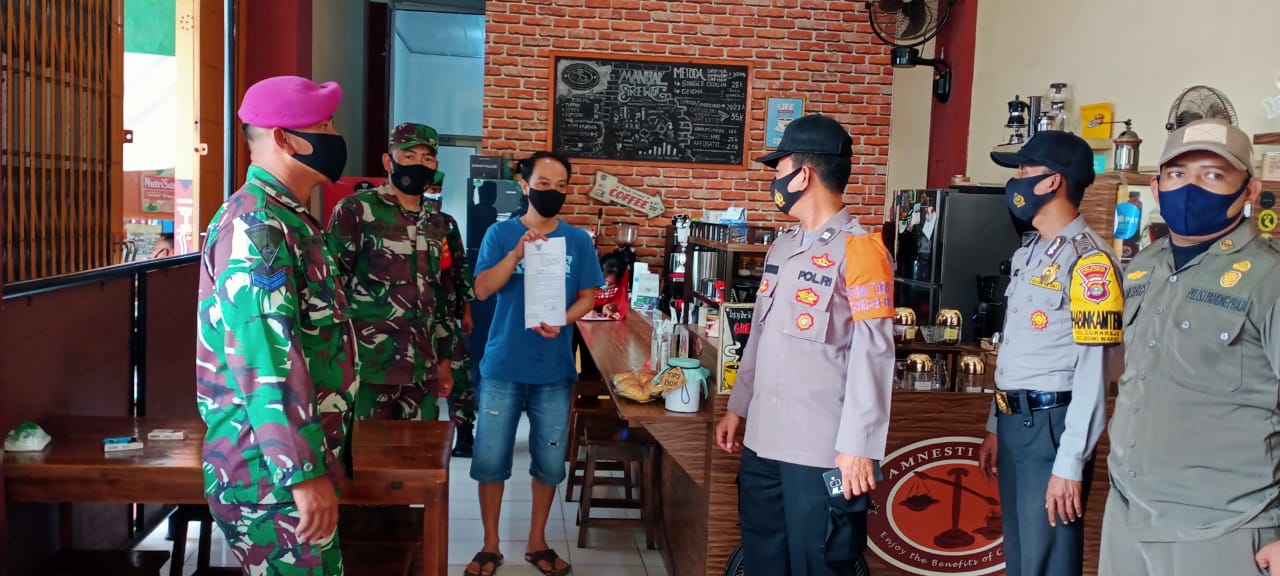 Babinsa jajaran Kodim 0410/KBL yang tergabung dalam Satgas Covid-19, melaksanakan sosialisasi terkait Surat Edaran Walikota Bandar Lampung tentang pembatasan Kegiatan, acara dan pesta