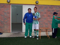 Miguel Angel Cuetos entrega el trofeo al capitán del Perines A