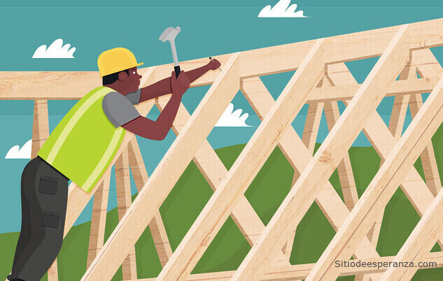 Carpintero construyendo una casa de madera
