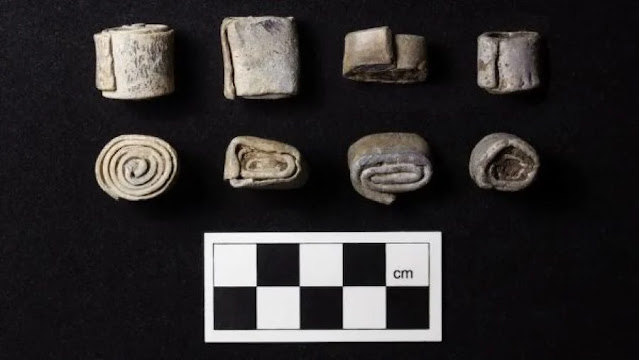 Οι σφιχτά τυλιγμένοι μολύβδινοι πάπυροι που βρέθηκαν στην περιοχή θα μπορούσαν να έχουν χρησιμοποιηθεί ως μέρος μιας τελετουργίας.  [Credit: Red River Archaeology Group]