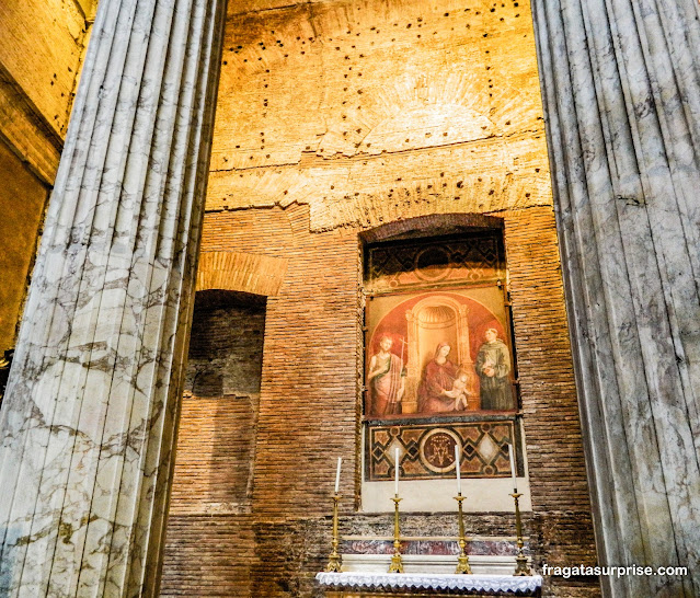 Altar católico no Pantheon em Roma