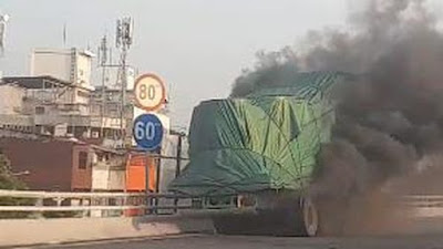 Lalu Lintas Padat, Truk Terbakar di Km 16 Tol Dalam Kota Arah Grogol
