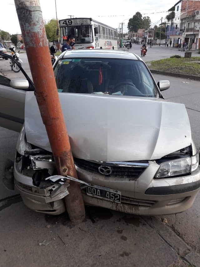 Manejaba alcoholizado e impacto su auto contra un poste de luz 