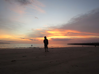View ketika matahari sudah terbenam di pantai kelan