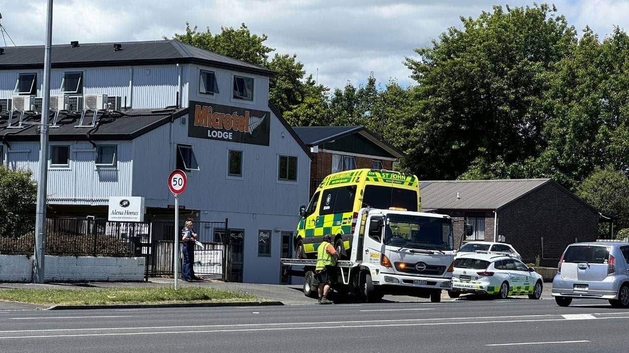 Xe cứu thương St John đâm vào một nhà nghỉ trên Ulster Street ở Hamilton sau khi một bệnh nhân "đe dọa và hung hăng" ngồi vào ghế lái.