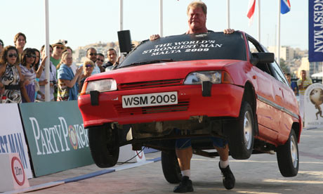 The Art of Heavy Car Lifting - Phil Pfister at 2009 World's Strongest Man Competition 